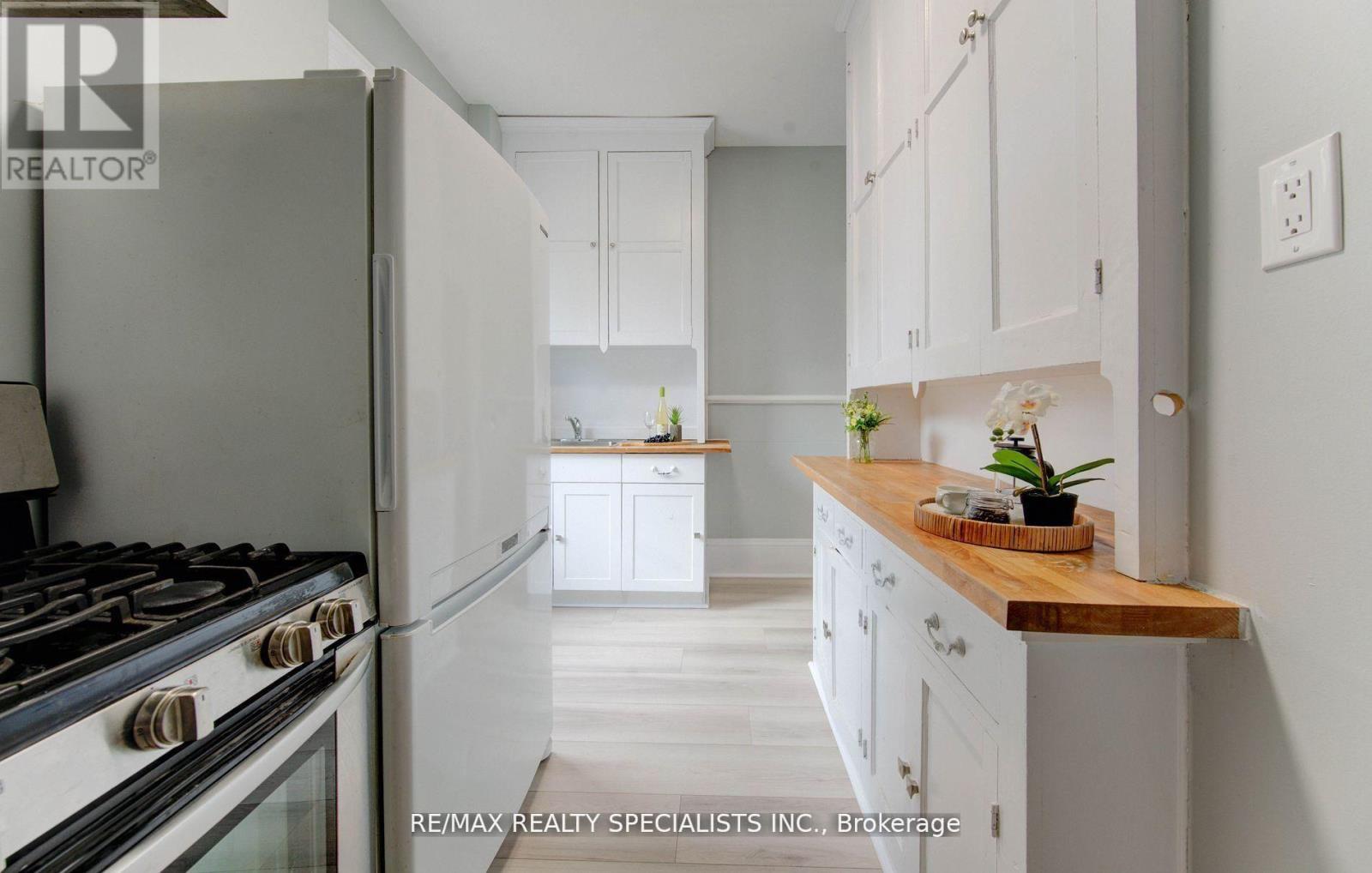 22 Cathay Street, Cambridge, ON - Indoor Photo Showing Kitchen