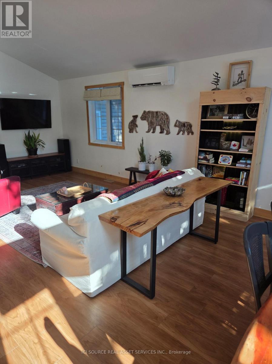48 Head Street, Northern Bruce Peninsula, ON - Indoor Photo Showing Living Room