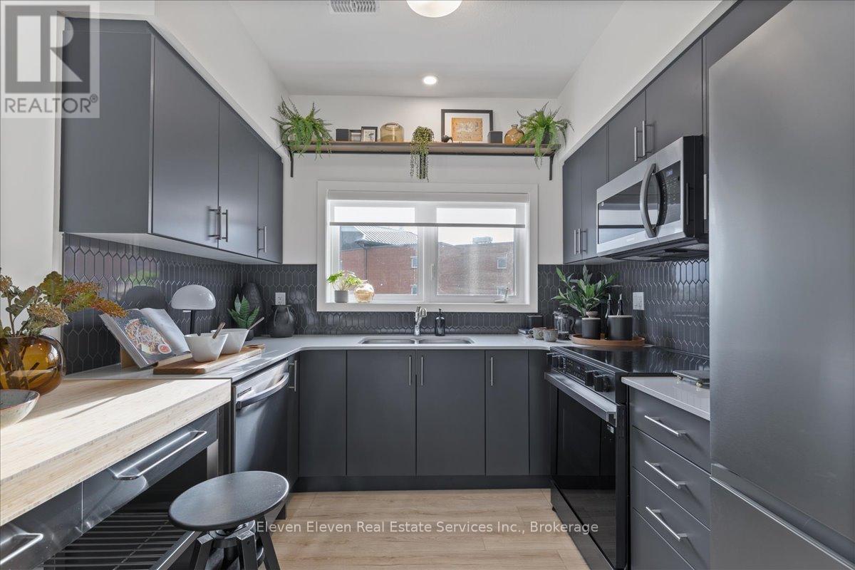 18 - 42 Lowes Road, Guelph, ON - Indoor Photo Showing Kitchen With Double Sink