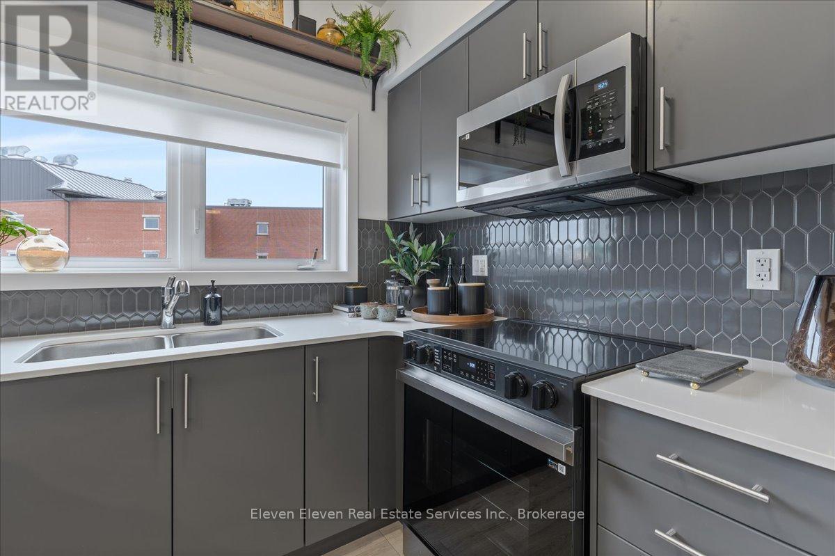 18 - 42 Lowes Road, Guelph, ON - Indoor Photo Showing Kitchen With Double Sink