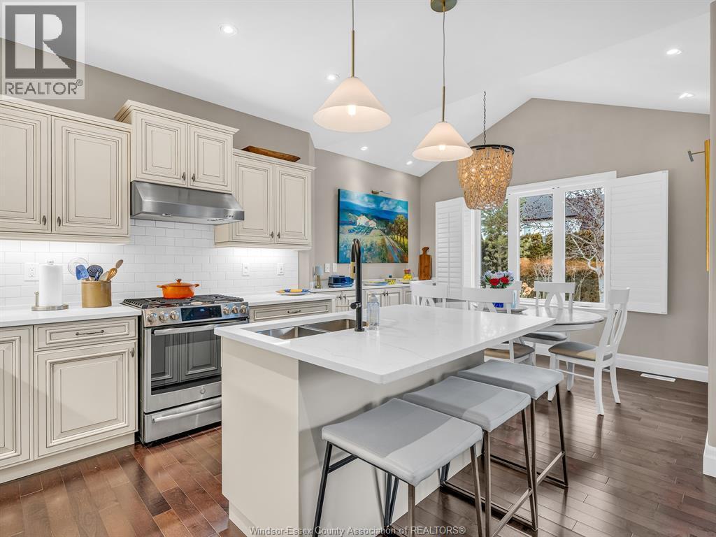 171 Woodycrest Avenue, Kingsville, ON - Indoor Photo Showing Kitchen With Double Sink With Upgraded Kitchen