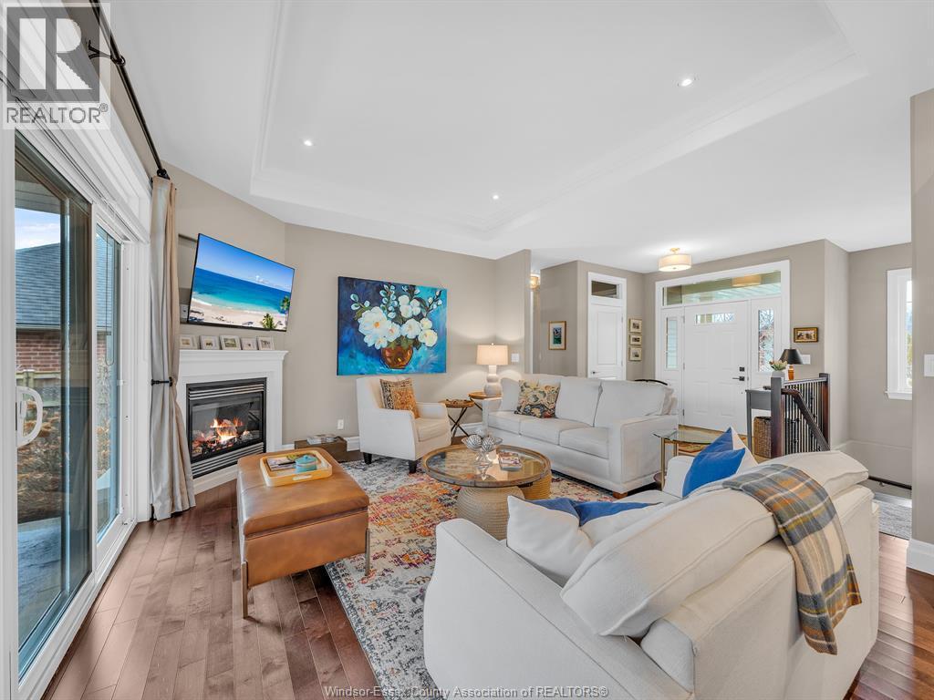 171 Woodycrest Avenue, Kingsville, ON - Indoor Photo Showing Living Room With Fireplace