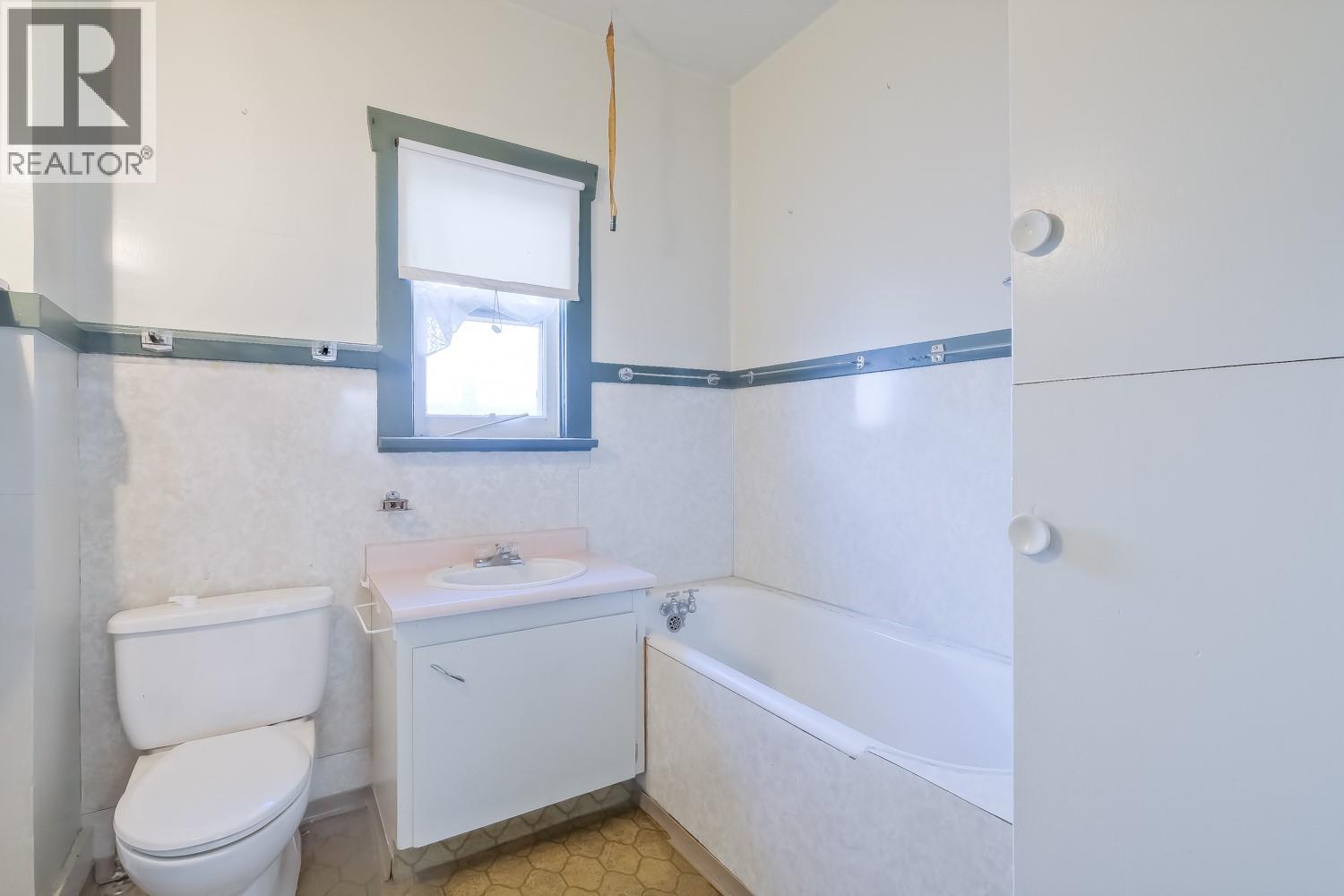 681 Main Street, Penticton, BC - Indoor Photo Showing Bathroom