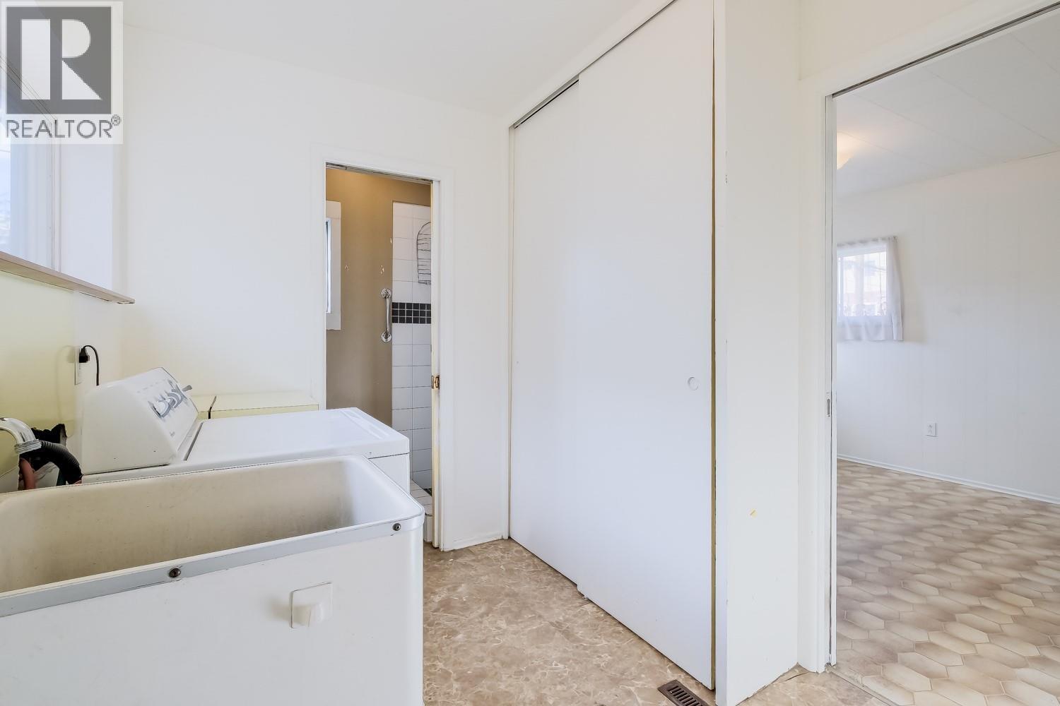 681 Main Street, Penticton, BC - Indoor Photo Showing Laundry Room