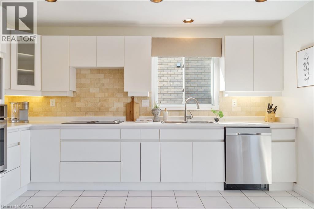 43 Glenayr Street, Hamilton, ON - Indoor Photo Showing Kitchen With Upgraded Kitchen