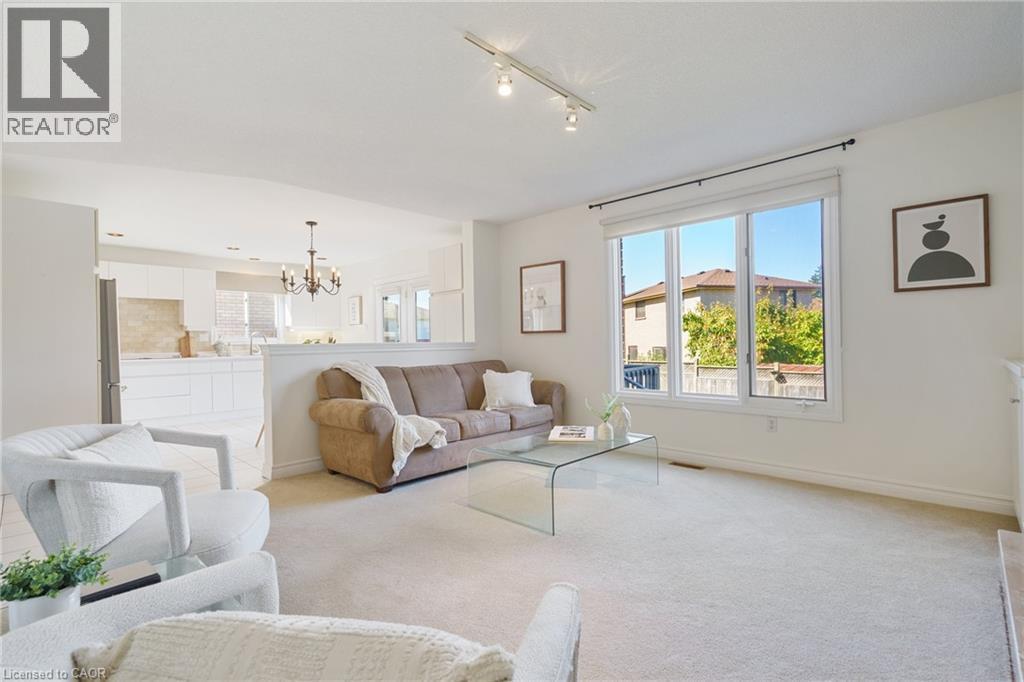 43 Glenayr Street, Hamilton, ON - Indoor Photo Showing Living Room