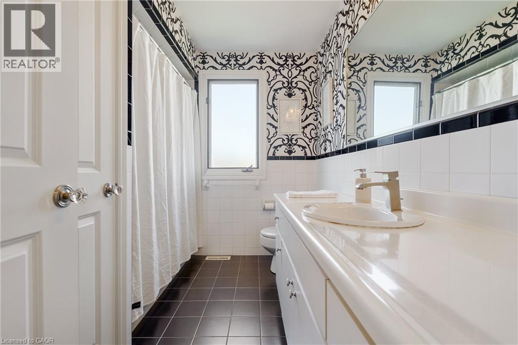 43 Glenayr Street, Hamilton, ON - Indoor Photo Showing Bathroom