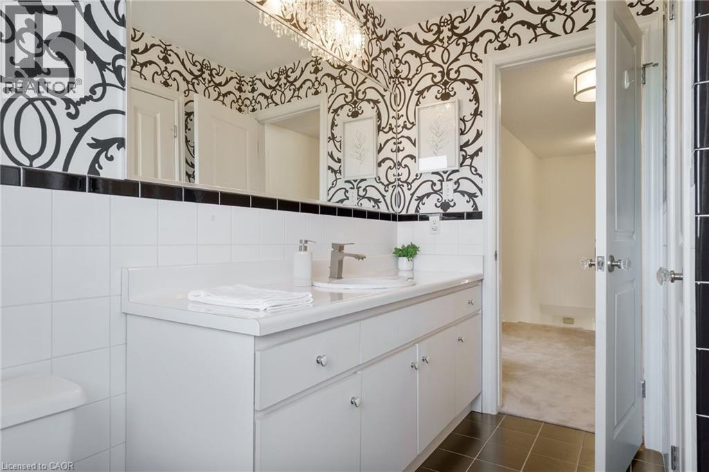 43 Glenayr Street, Hamilton, ON - Indoor Photo Showing Bathroom
