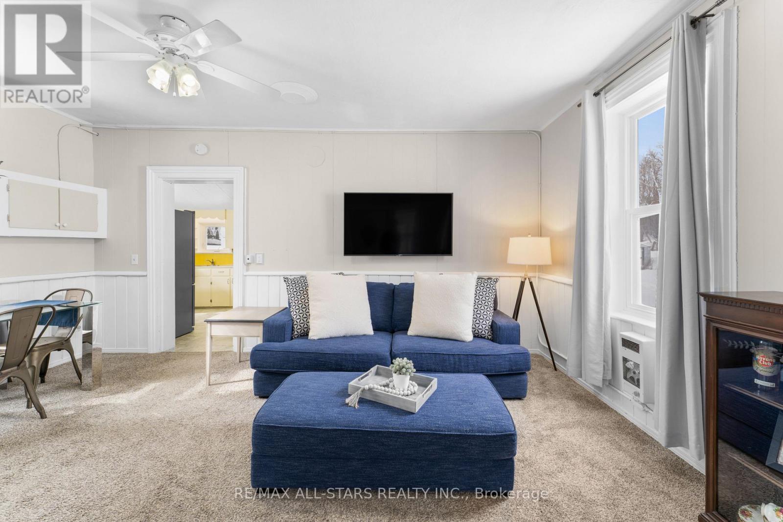 33 John Street, Kawartha Lakes (Fenelon Falls), ON - Indoor Photo Showing Living Room