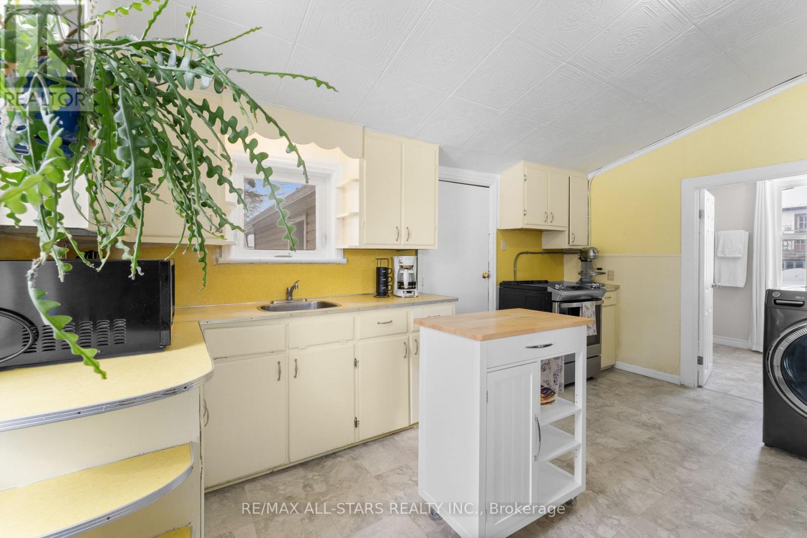 33 John Street, Kawartha Lakes (Fenelon Falls), ON - Indoor Photo Showing Kitchen