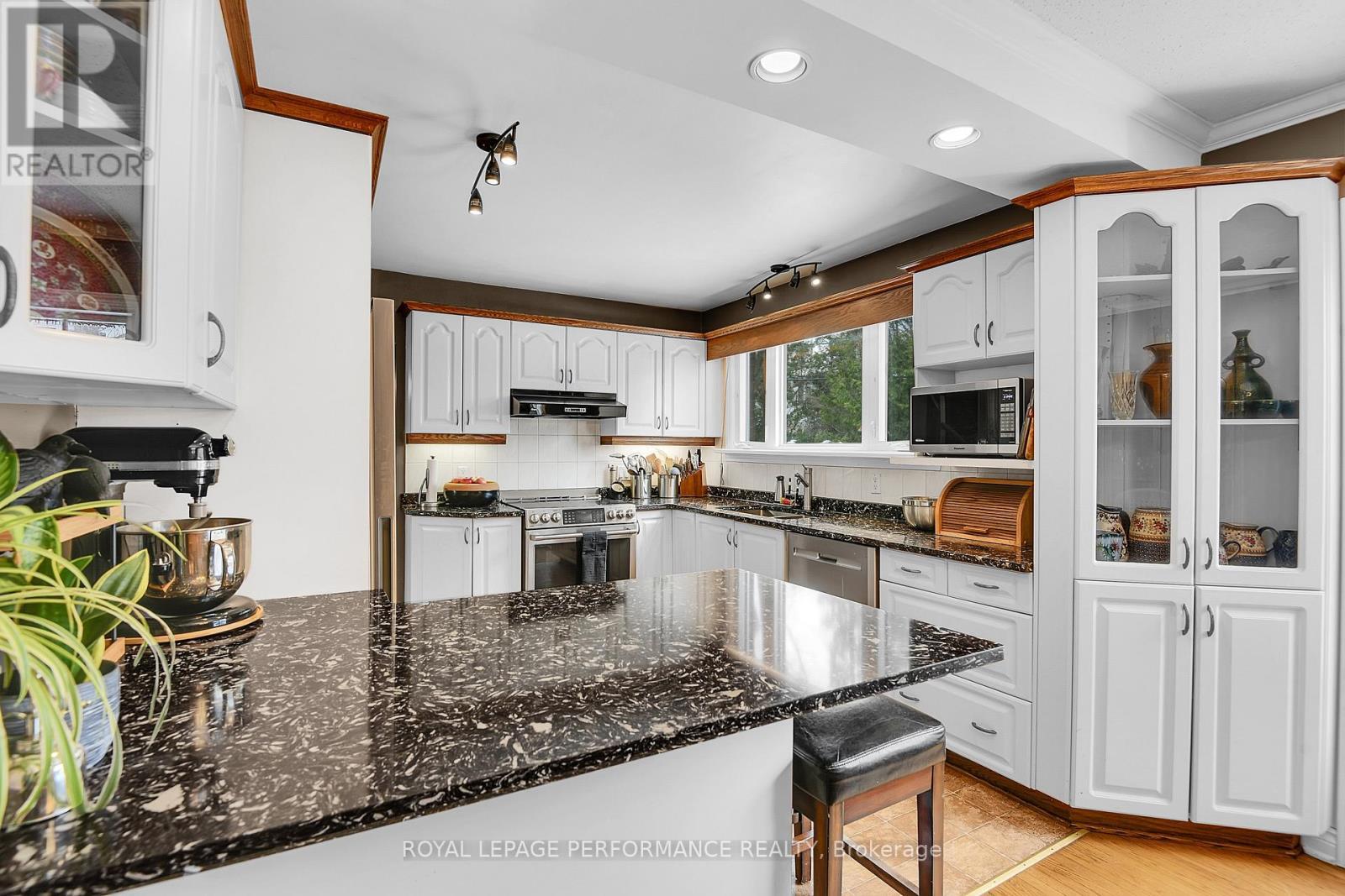 2248 Quinton Street, Ottawa, ON - Indoor Photo Showing Kitchen With Upgraded Kitchen