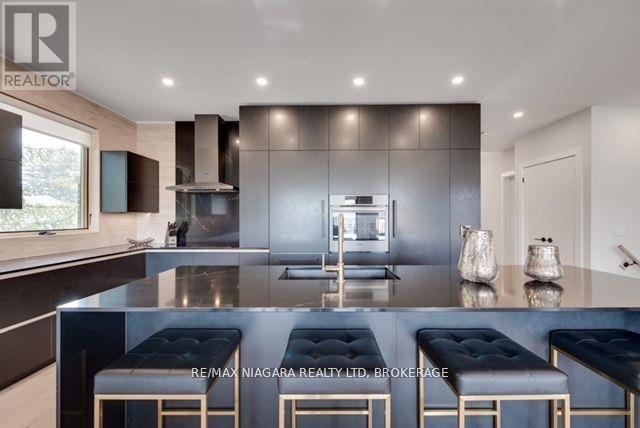 2795 Canadiana Court, Fort Erie (Black Creek), ON - Indoor Photo Showing Kitchen With Upgraded Kitchen