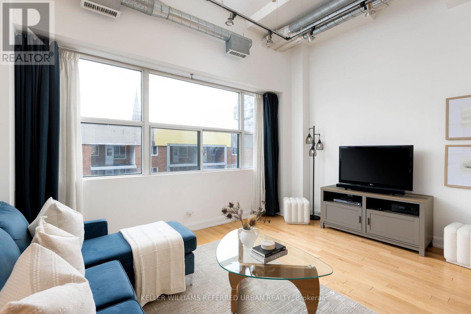 804 - 700 King Street, Toronto, ON - Indoor Photo Showing Living Room