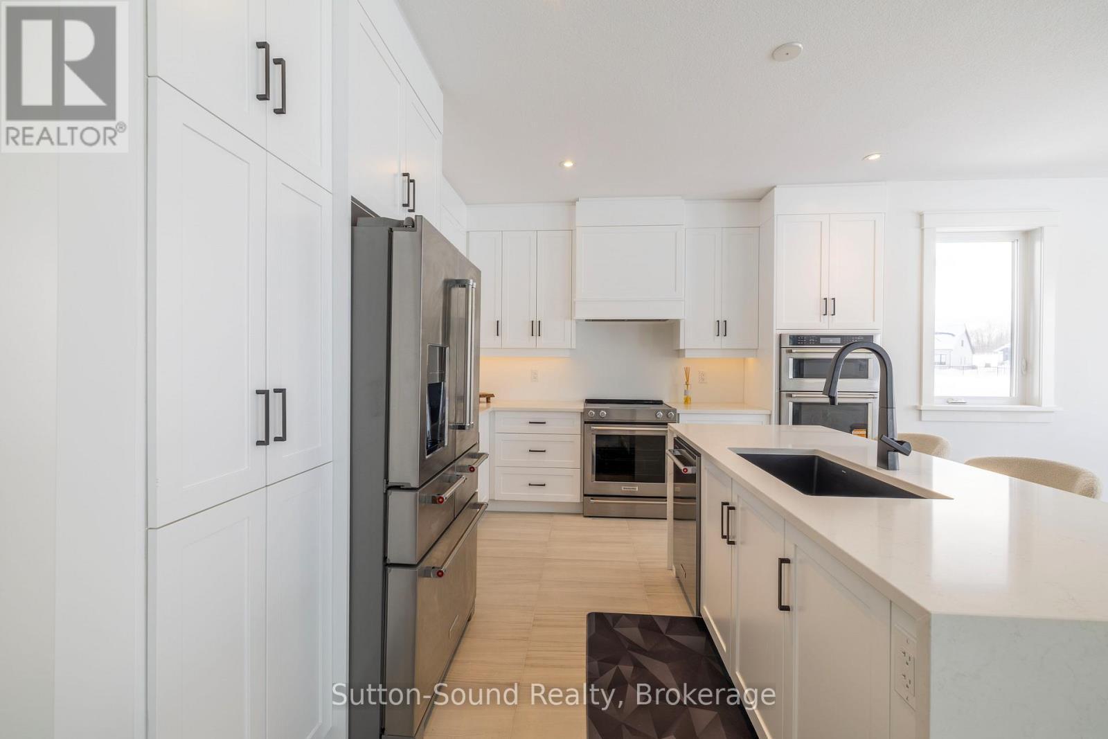 116 Laurens Lane, Georgian Bluffs, ON - Indoor Photo Showing Kitchen