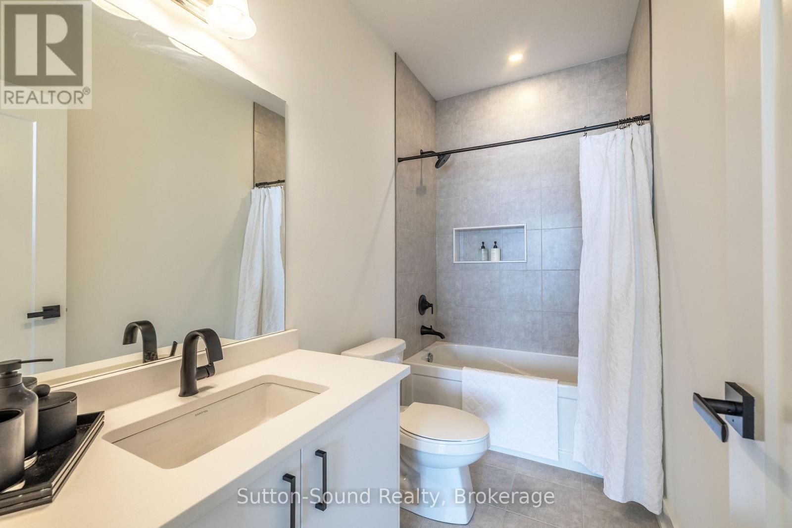 116 Laurens Lane, Georgian Bluffs, ON - Indoor Photo Showing Bathroom