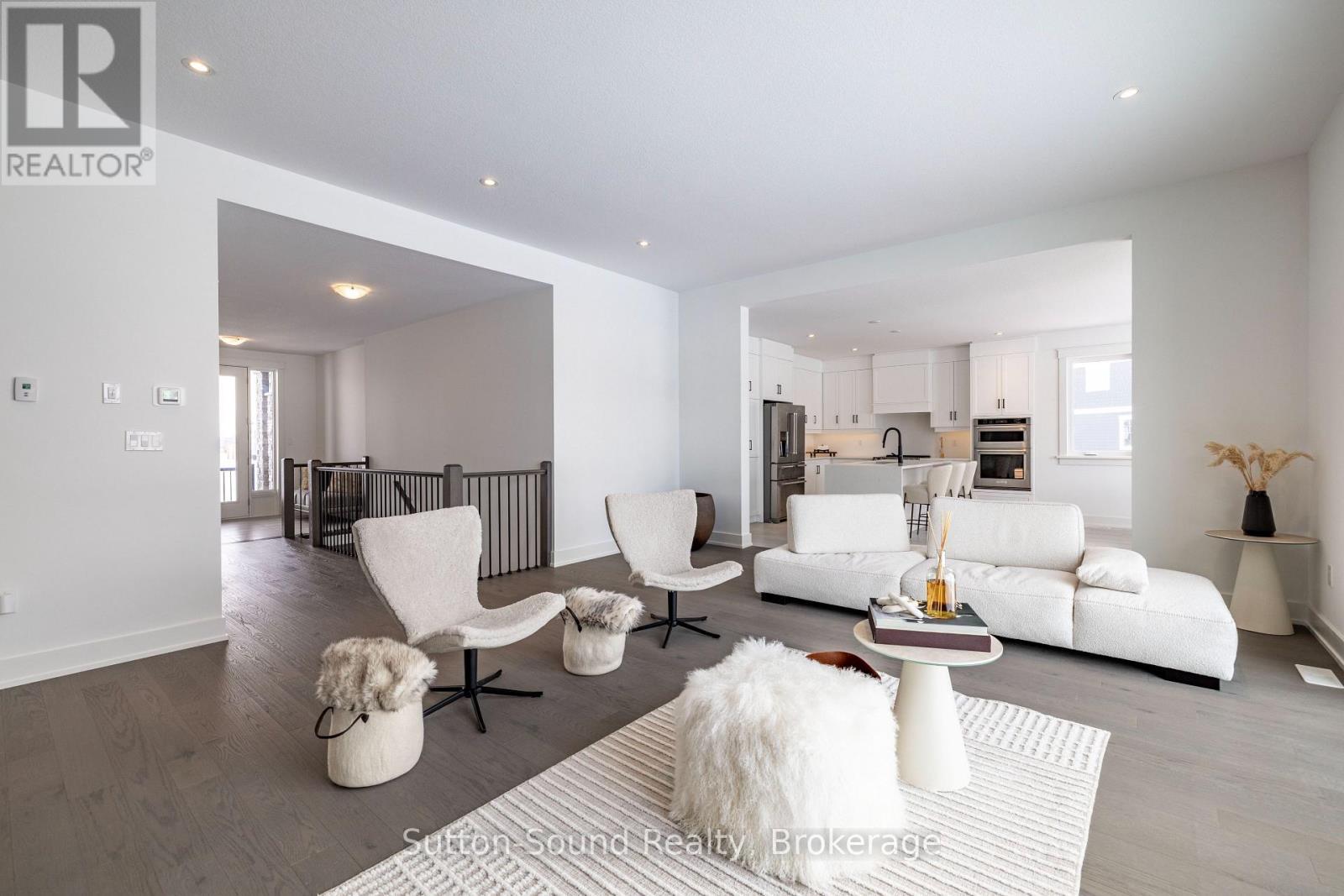 116 Laurens Lane, Georgian Bluffs, ON - Indoor Photo Showing Living Room