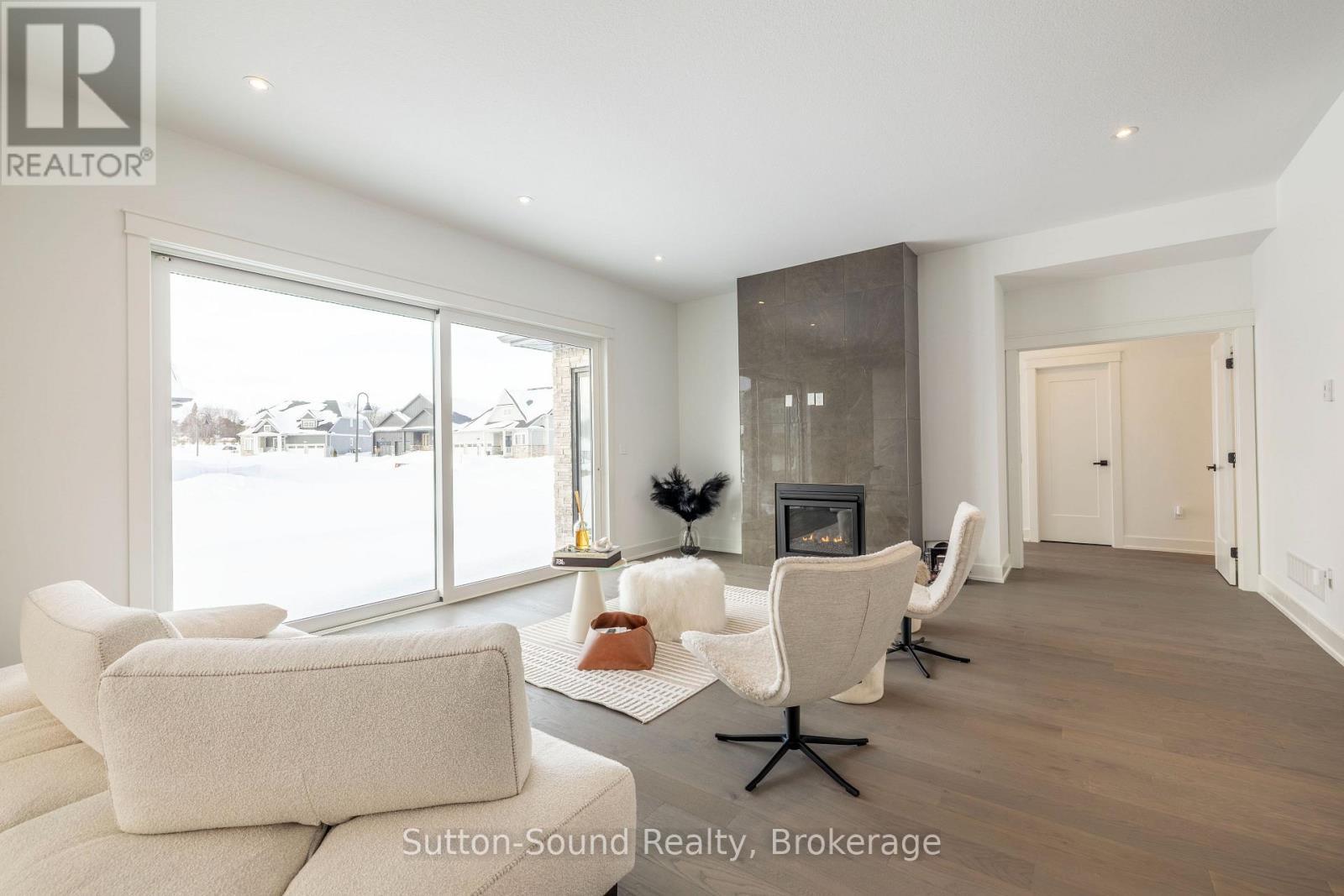 116 Laurens Lane, Georgian Bluffs, ON - Indoor Photo Showing Living Room With Fireplace