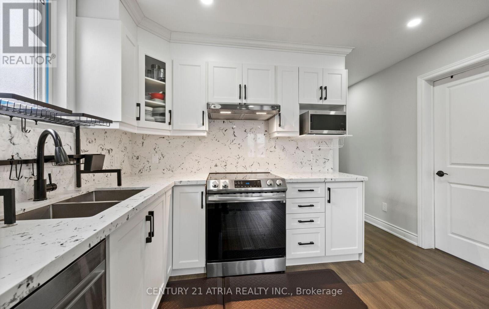 16 Peony Street, Markham, ON - Indoor Photo Showing Kitchen With Double Sink With Upgraded Kitchen