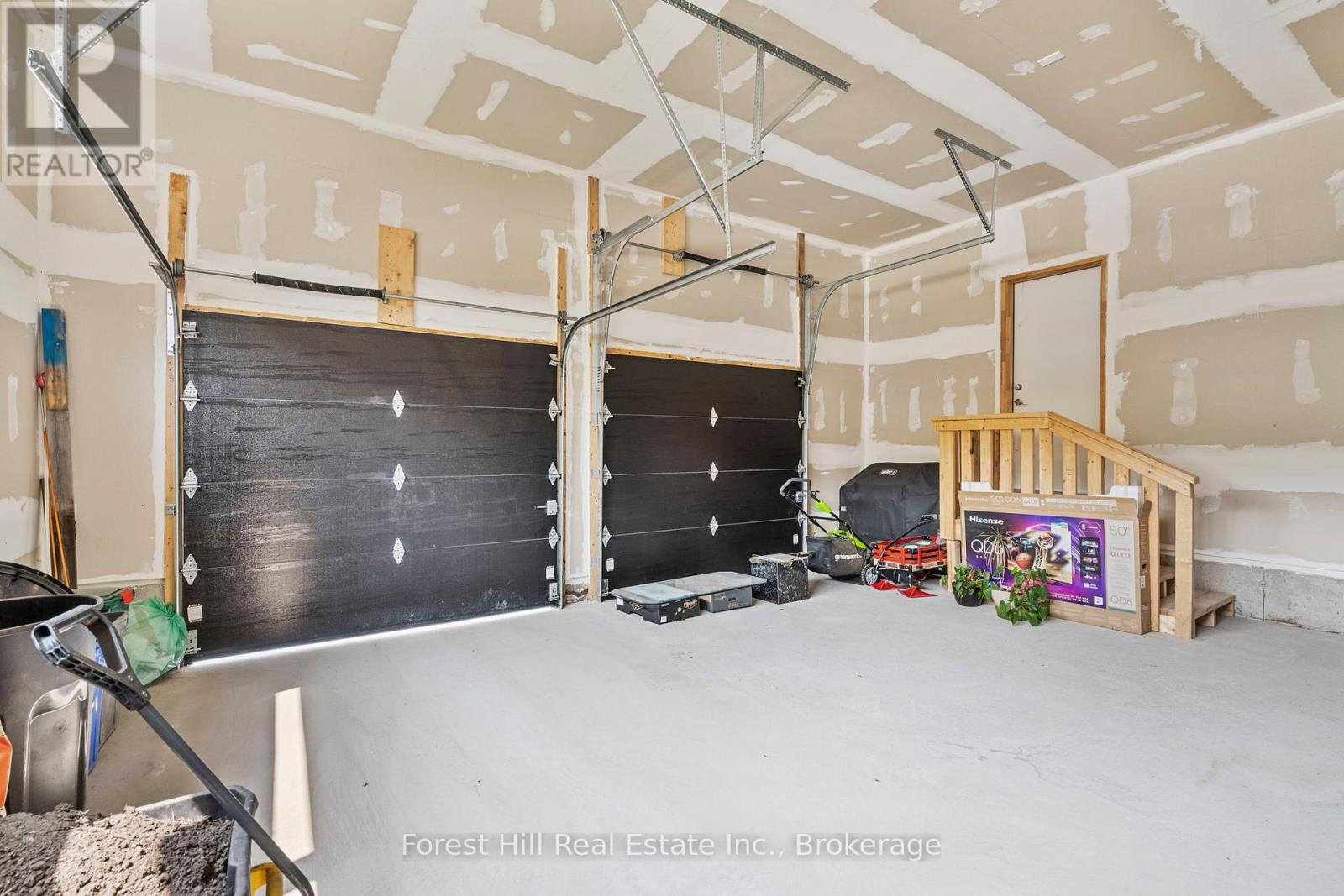 87 Goldie Court, Blue Mountains, ON - Indoor Photo Showing Garage