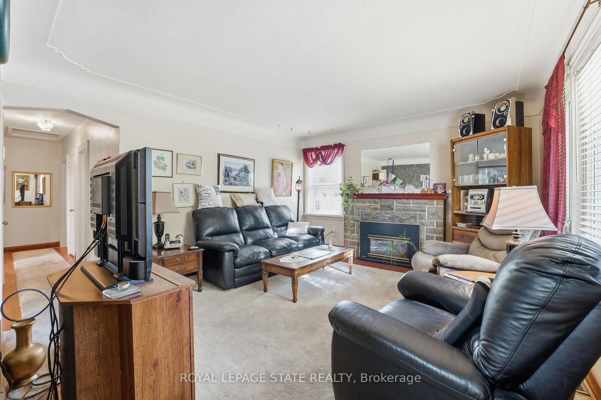 298 Sanatorium Road, Hamilton, ON - Indoor Photo Showing Living Room With Fireplace