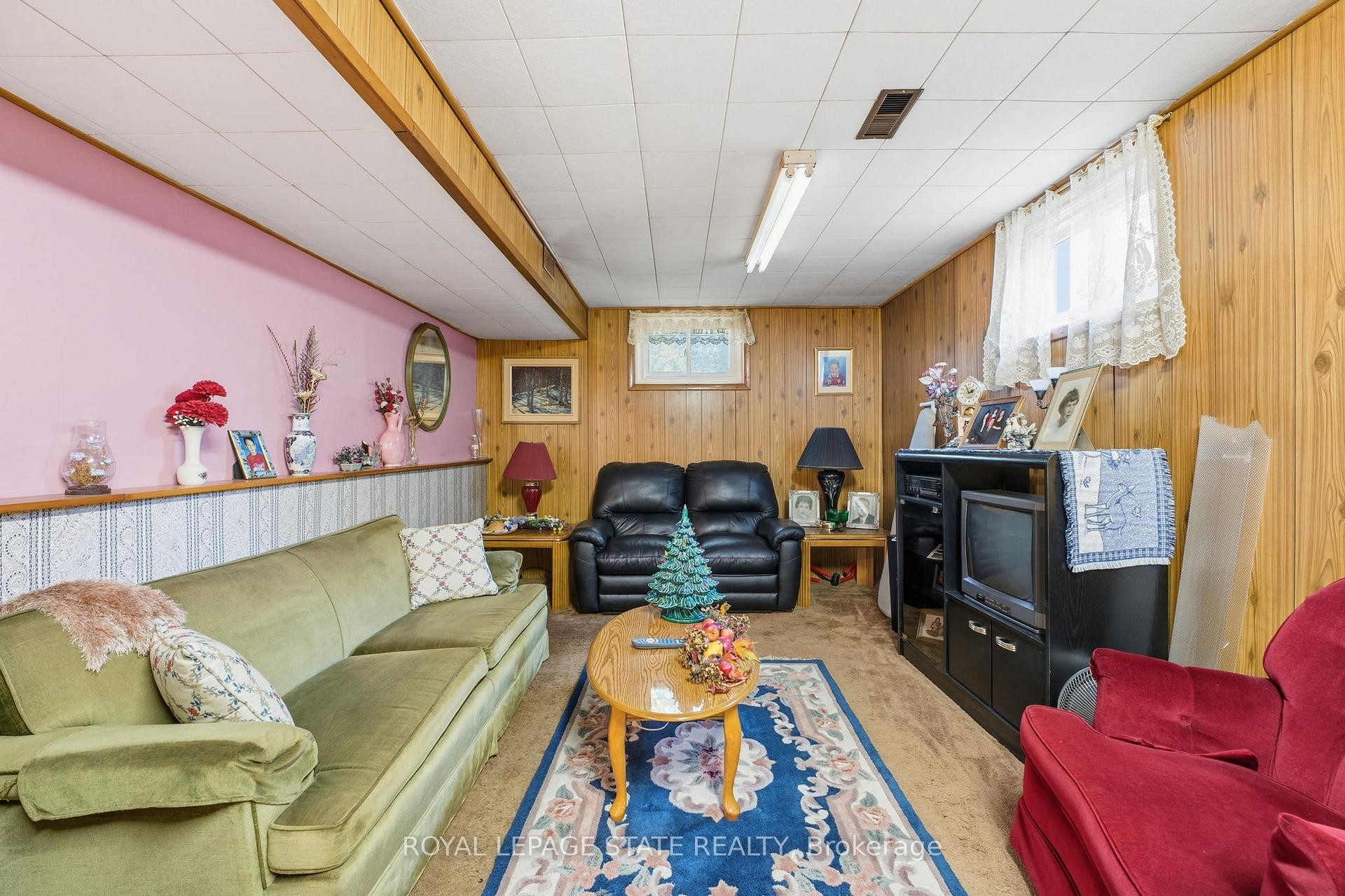 298 Sanatorium Road, Hamilton, ON - Indoor Photo Showing Living Room