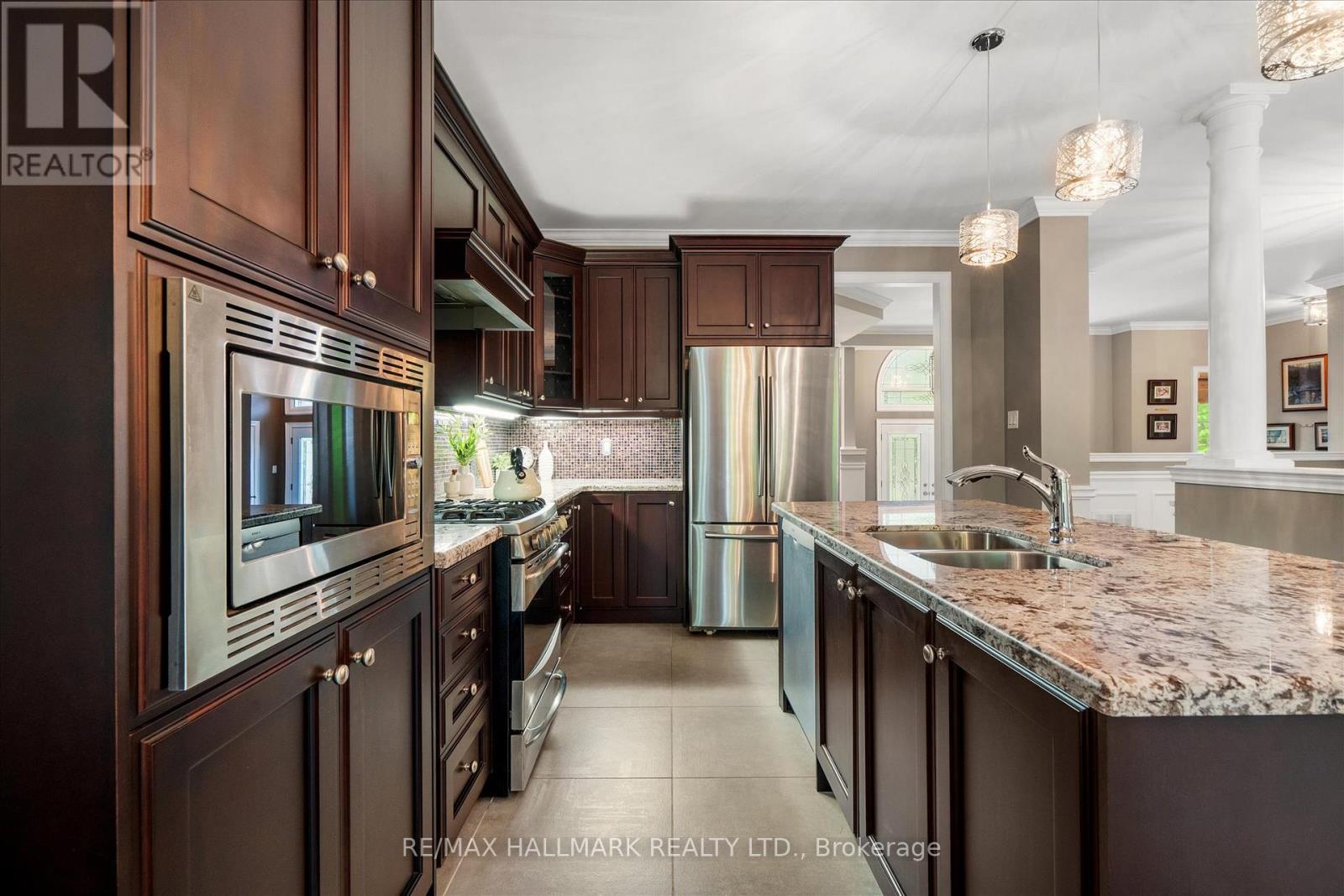 24 Diamond Valley Drive, Oro-Medonte, ON - Indoor Photo Showing Kitchen With Stainless Steel Kitchen With Double Sink With Upgraded Kitchen