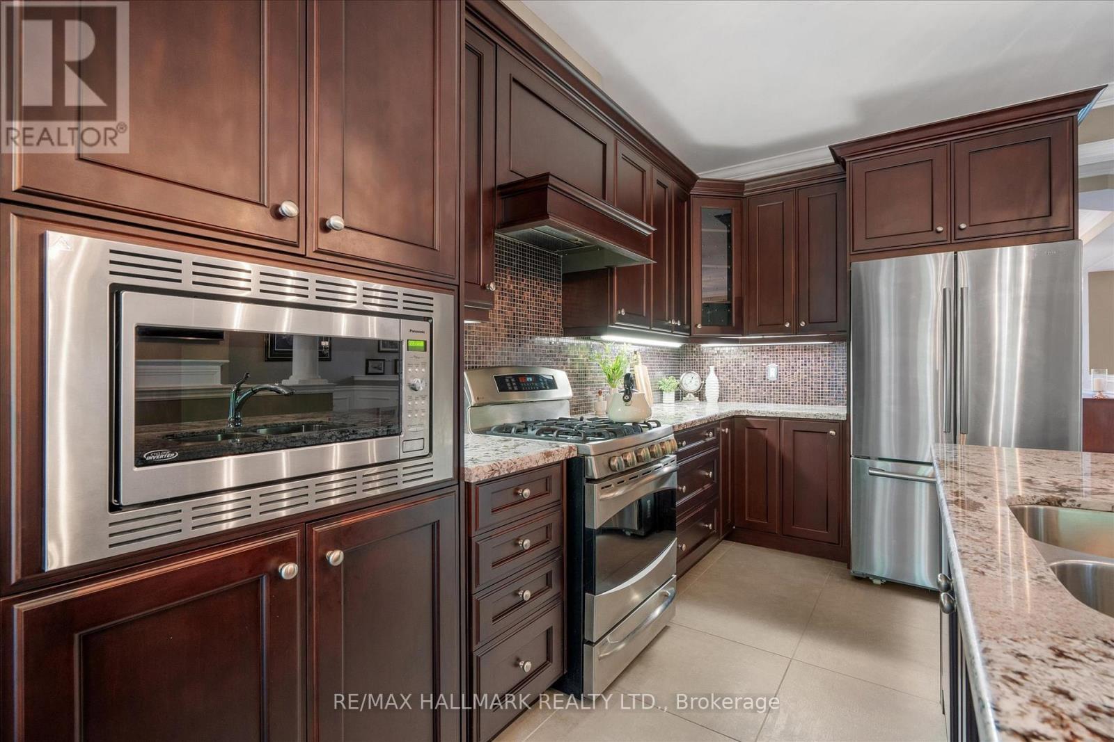24 Diamond Valley Drive, Oro-Medonte, ON - Indoor Photo Showing Kitchen With Stainless Steel Kitchen With Double Sink With Upgraded Kitchen