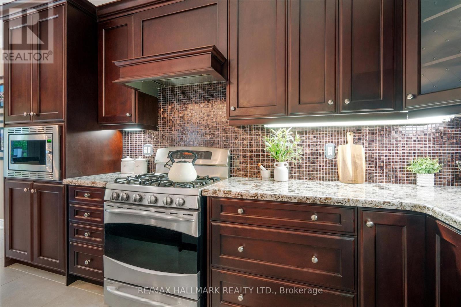 24 Diamond Valley Drive, Oro-Medonte, ON - Indoor Photo Showing Kitchen With Upgraded Kitchen