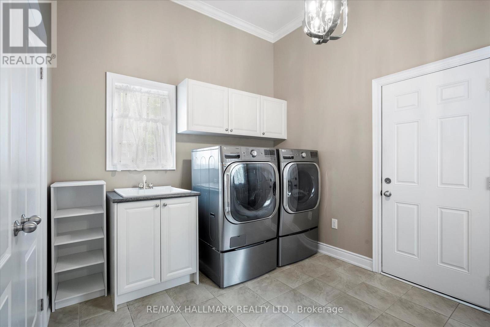 24 Diamond Valley Drive, Oro-Medonte, ON - Indoor Photo Showing Laundry Room