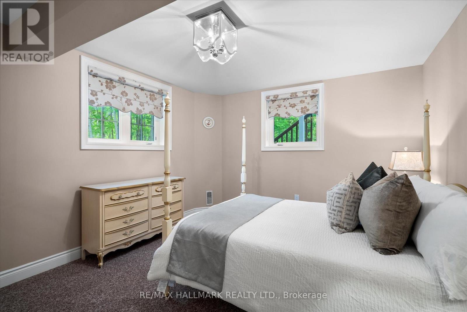 24 Diamond Valley Drive, Oro-Medonte, ON - Indoor Photo Showing Bedroom