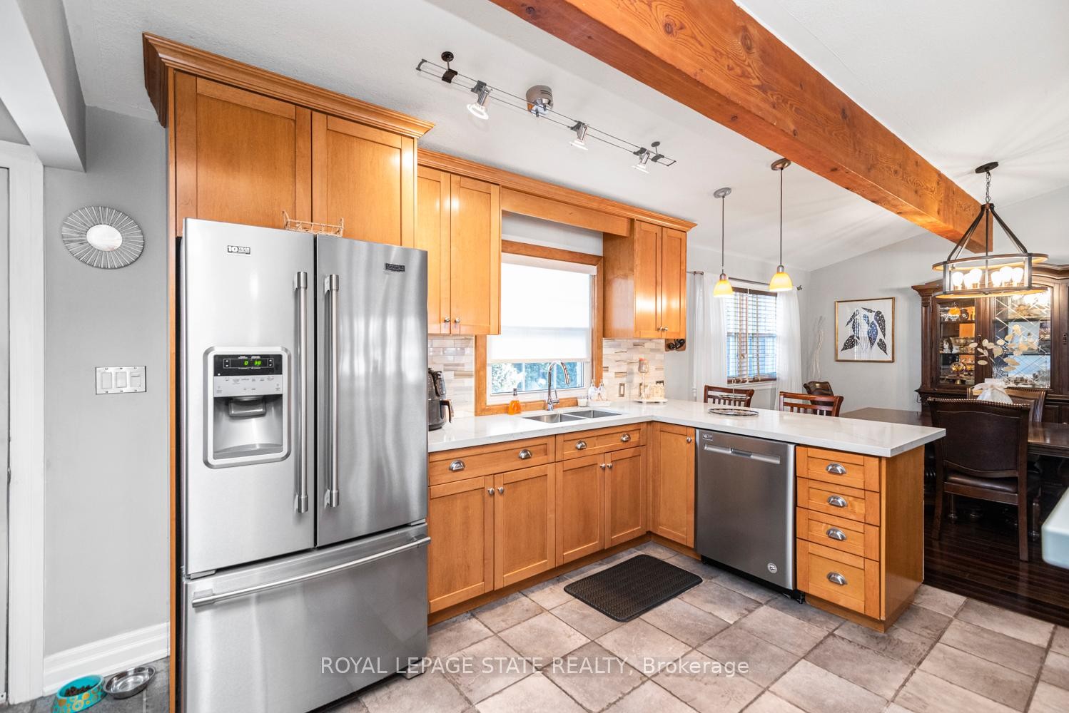 92 Auchmar Road, Hamilton, ON - Indoor Photo Showing Kitchen With Double Sink