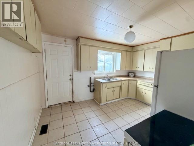1651 Aubin, Windsor, ON - Indoor Photo Showing Kitchen With Double Sink