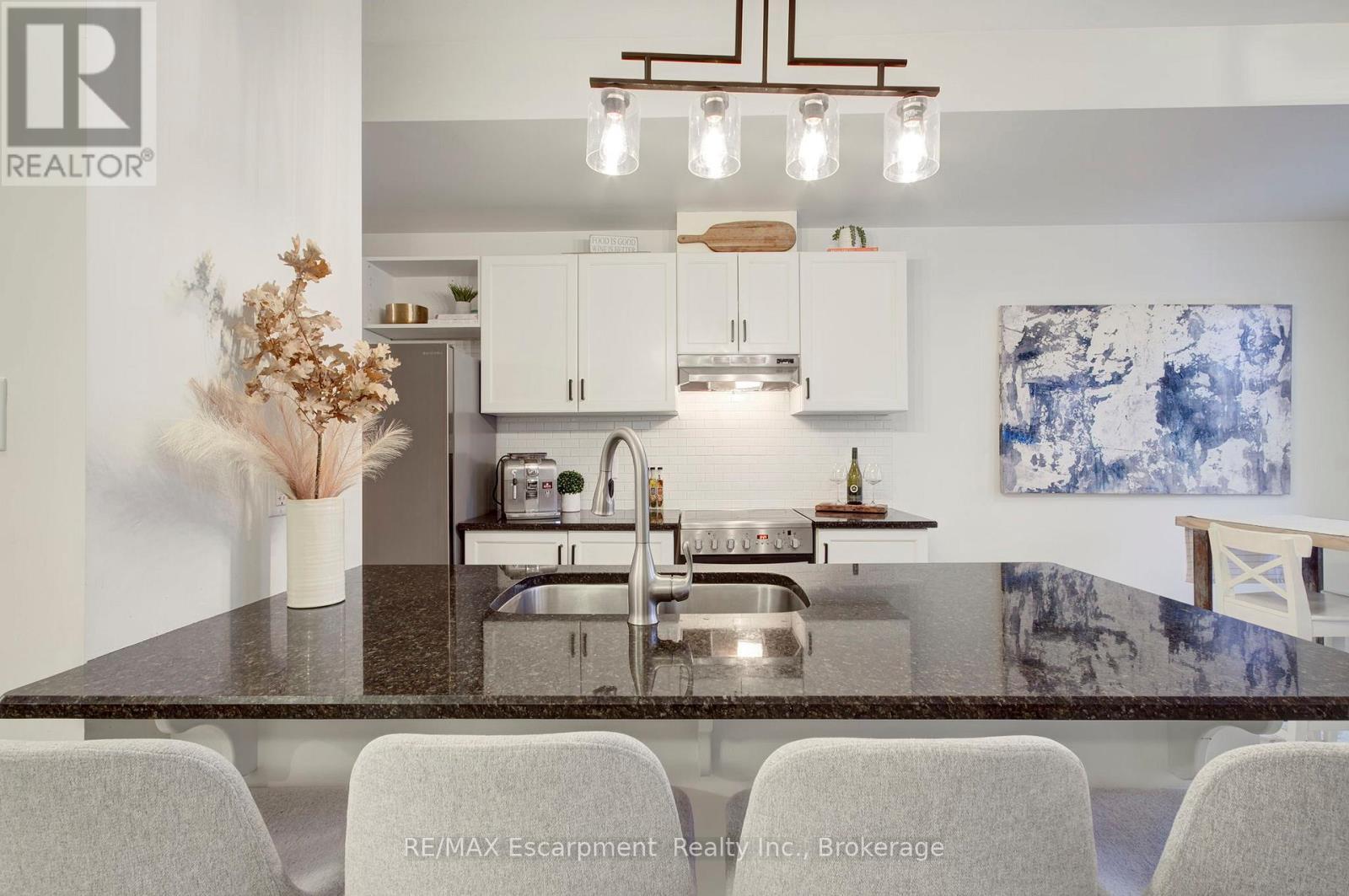 46 - 70 Plains Road W, Burlington (Lasalle), ON - Indoor Photo Showing Kitchen With Double Sink With Upgraded Kitchen