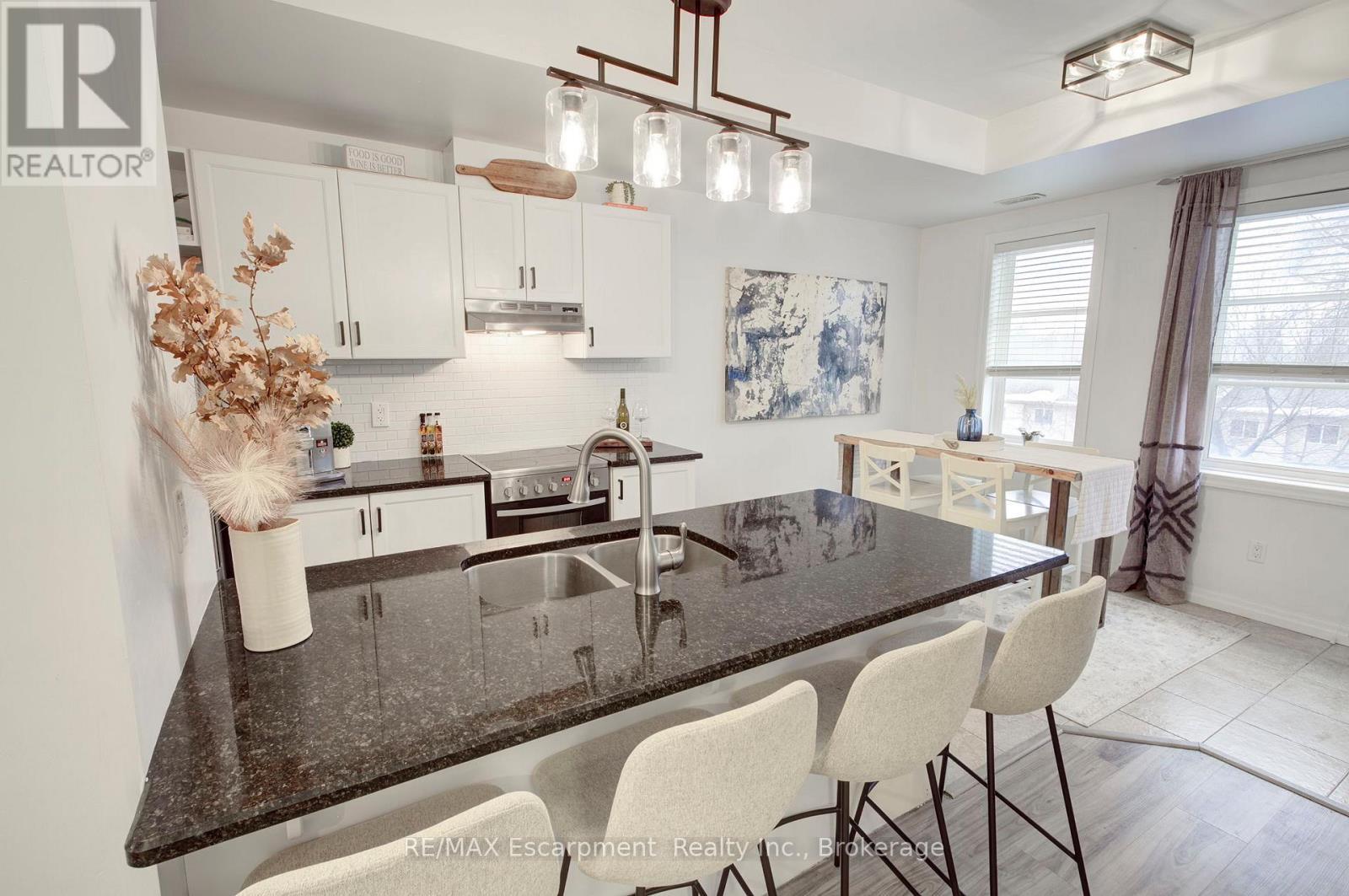 46 - 70 Plains Road W, Burlington (Lasalle), ON - Indoor Photo Showing Kitchen With Double Sink