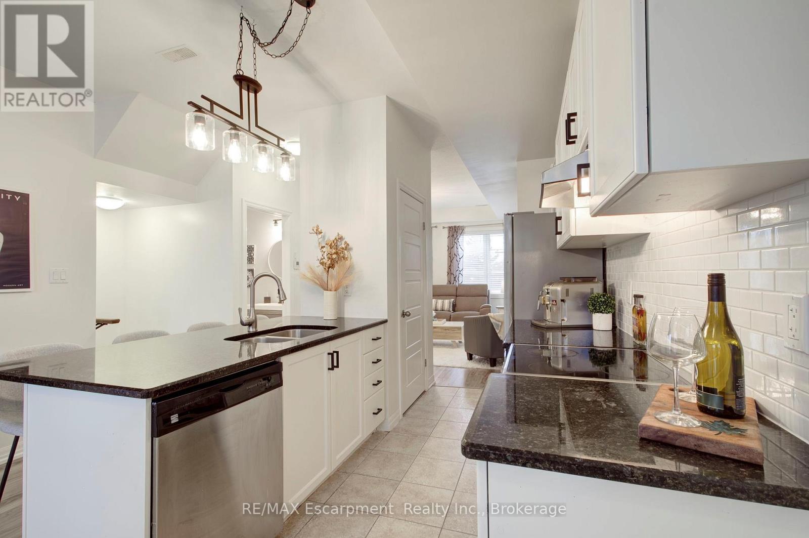 46 - 70 Plains Road W, Burlington (Lasalle), ON - Indoor Photo Showing Kitchen With Double Sink