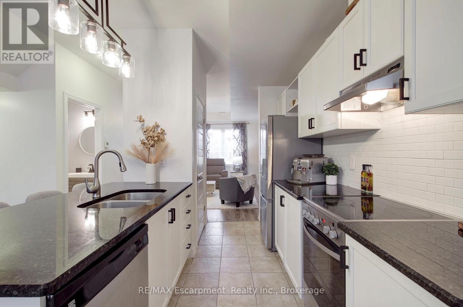 46 - 70 Plains Road W, Burlington (Lasalle), ON - Indoor Photo Showing Kitchen With Stainless Steel Kitchen With Double Sink With Upgraded Kitchen