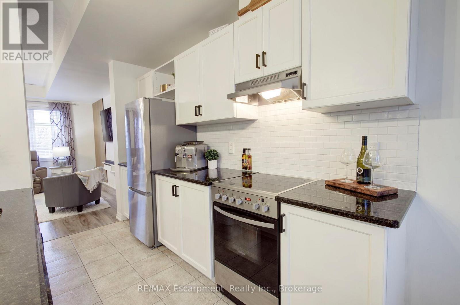 46 - 70 Plains Road W, Burlington (Lasalle), ON - Indoor Photo Showing Kitchen With Upgraded Kitchen