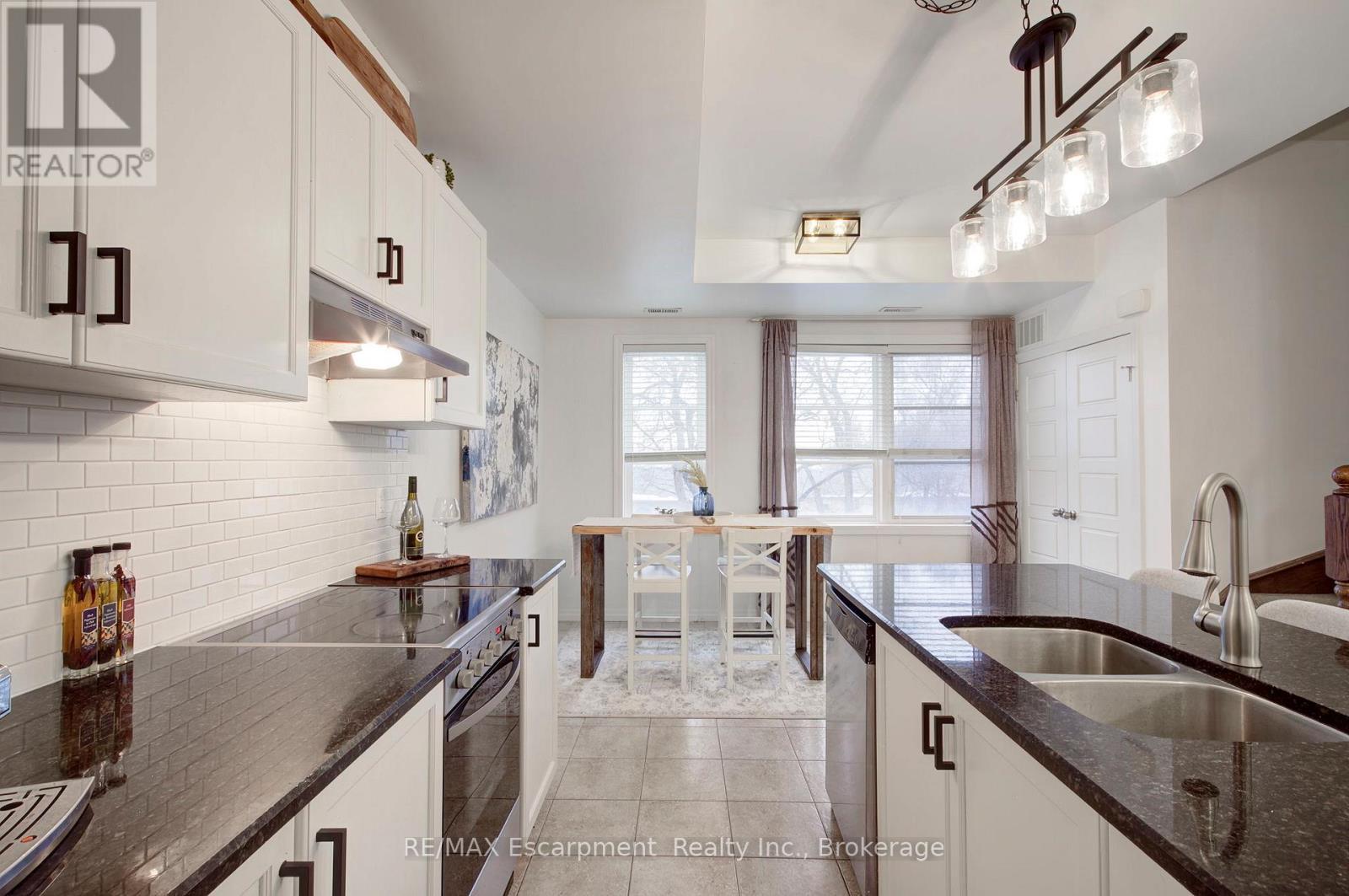 46 - 70 Plains Road W, Burlington (Lasalle), ON - Indoor Photo Showing Kitchen With Double Sink With Upgraded Kitchen