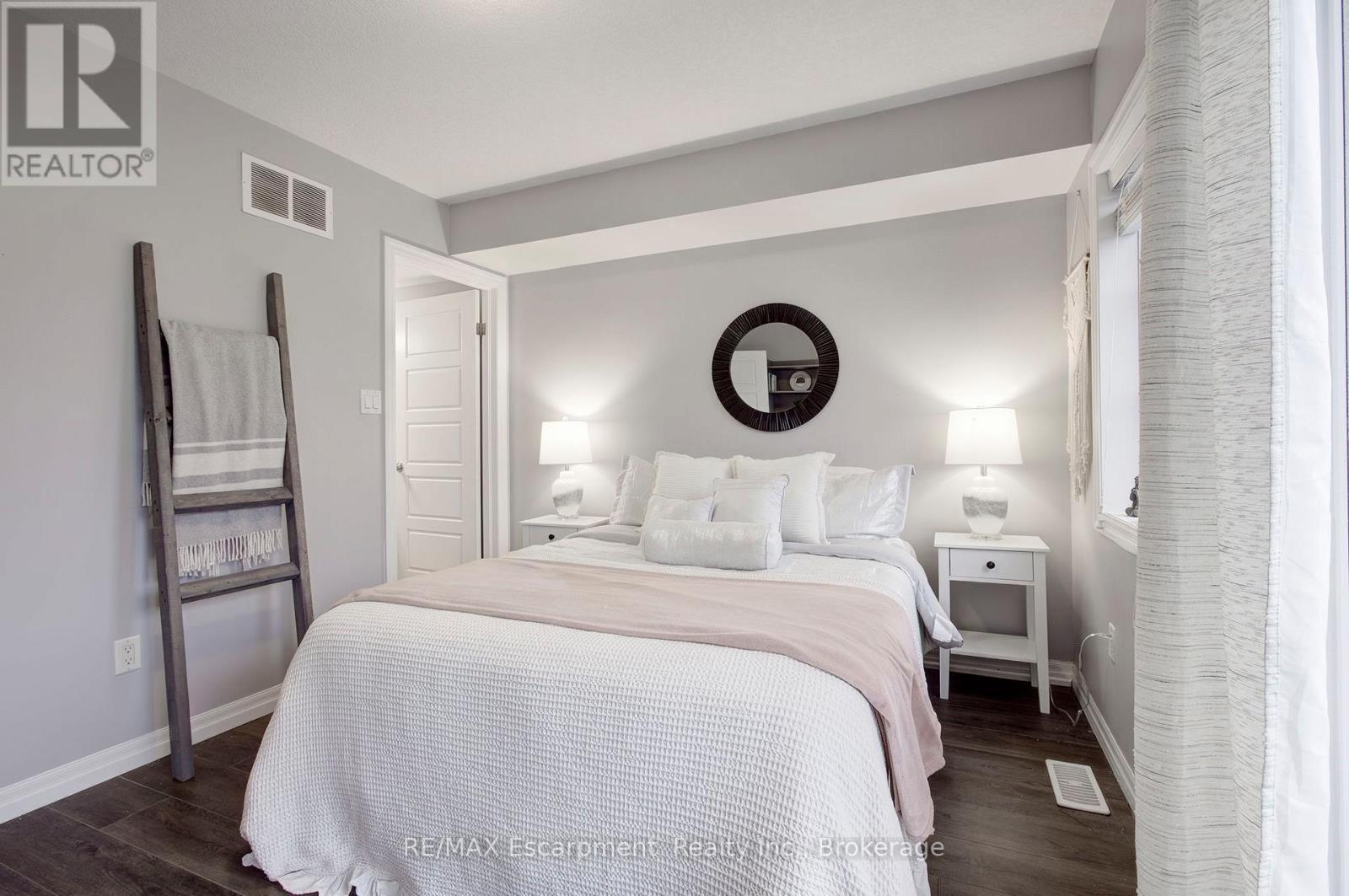 46 - 70 Plains Road W, Burlington (Lasalle), ON - Indoor Photo Showing Bedroom