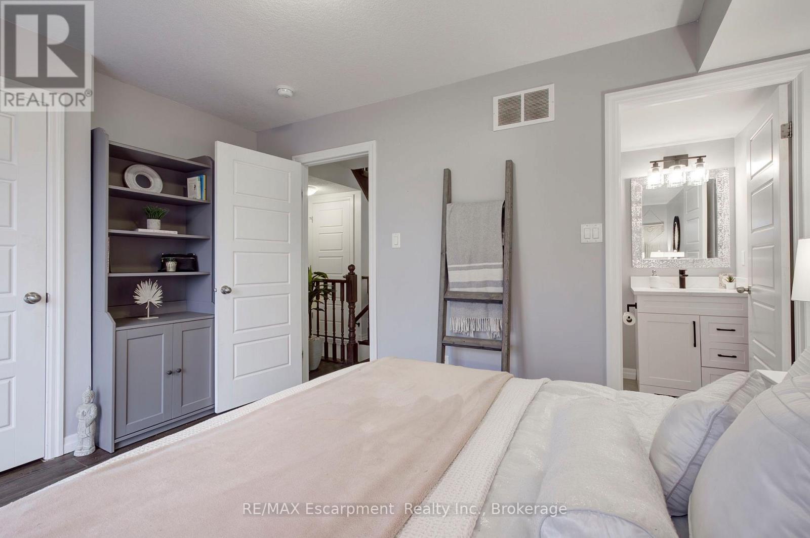 46 - 70 Plains Road W, Burlington (Lasalle), ON - Indoor Photo Showing Bedroom