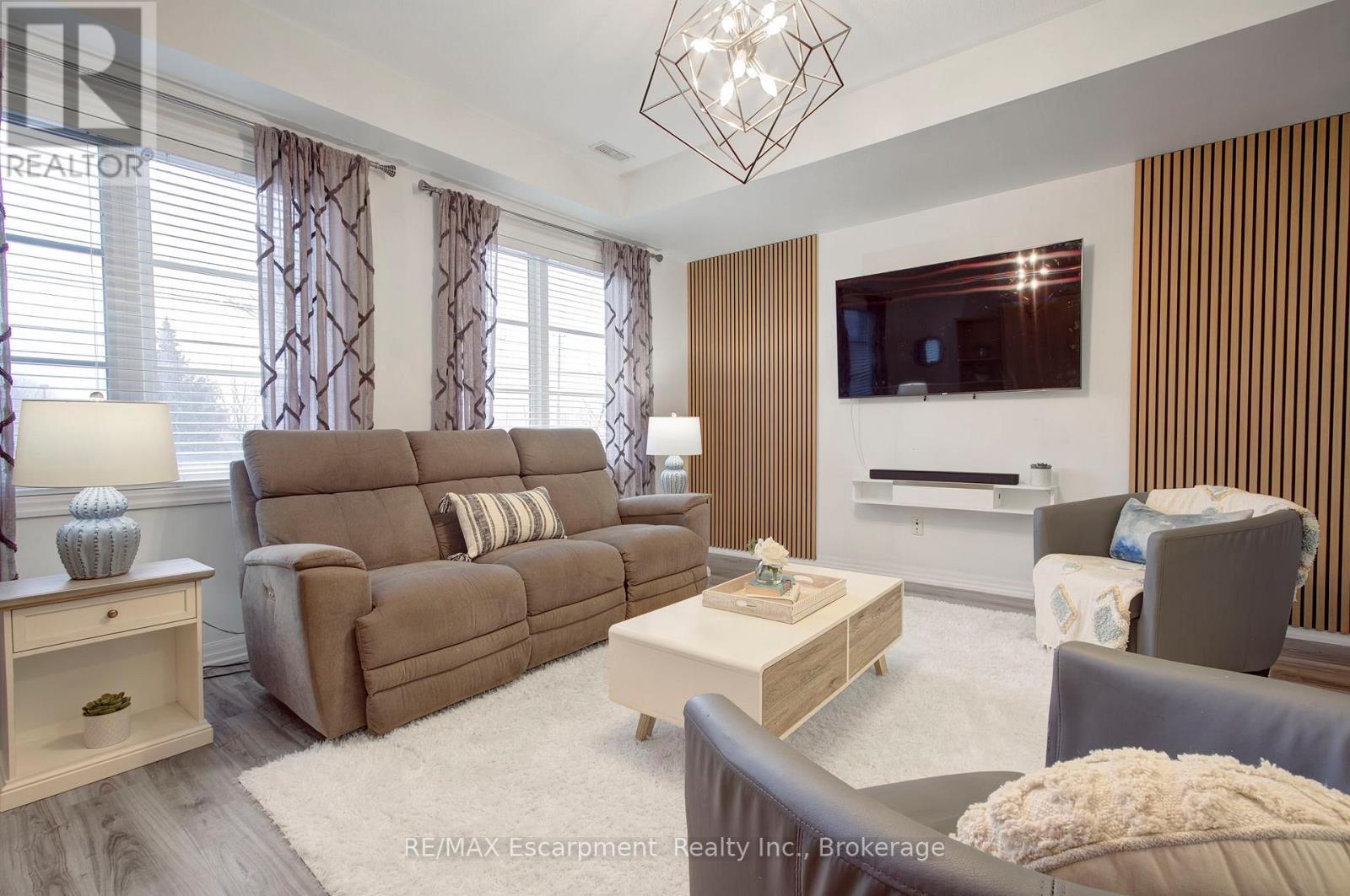 46 - 70 Plains Road W, Burlington (Lasalle), ON - Indoor Photo Showing Living Room