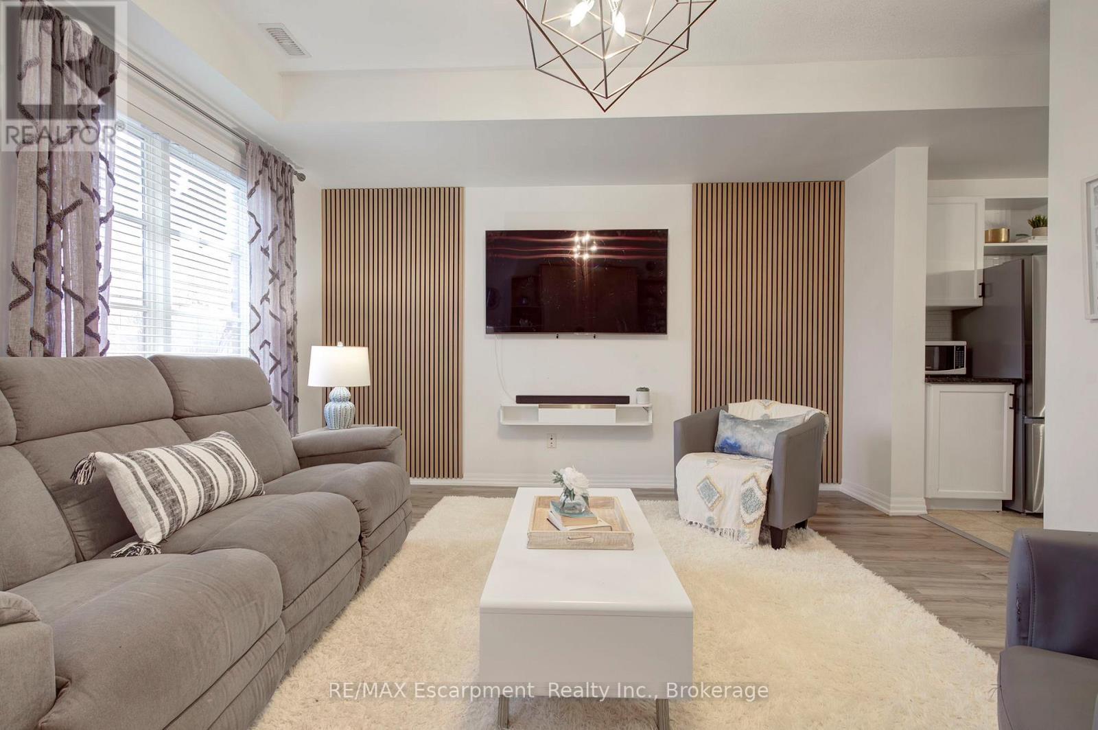 46 - 70 Plains Road W, Burlington (Lasalle), ON - Indoor Photo Showing Living Room