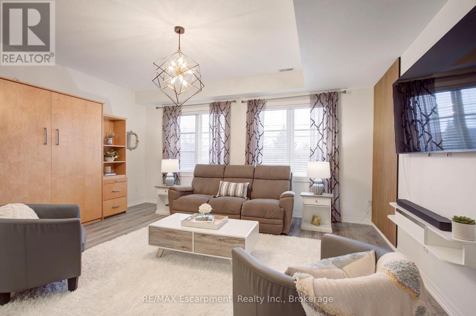 46 - 70 Plains Road W, Burlington (Lasalle), ON - Indoor Photo Showing Living Room