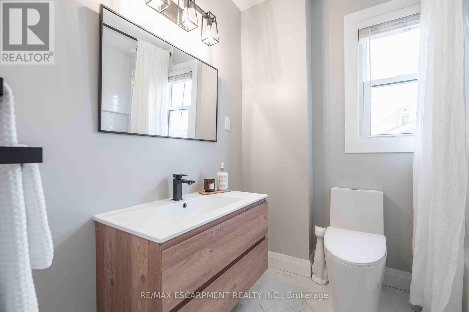 35 Charles Avenue, St. Catharines, ON - Indoor Photo Showing Bathroom