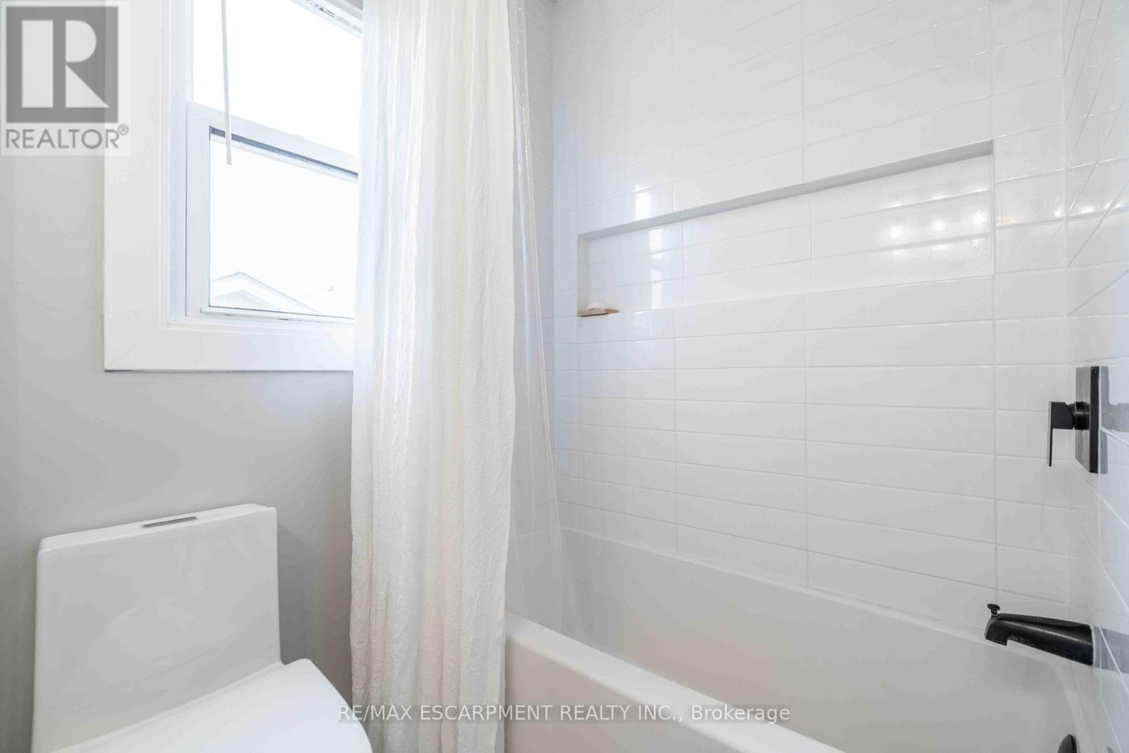 35 Charles Avenue, St. Catharines, ON - Indoor Photo Showing Bathroom