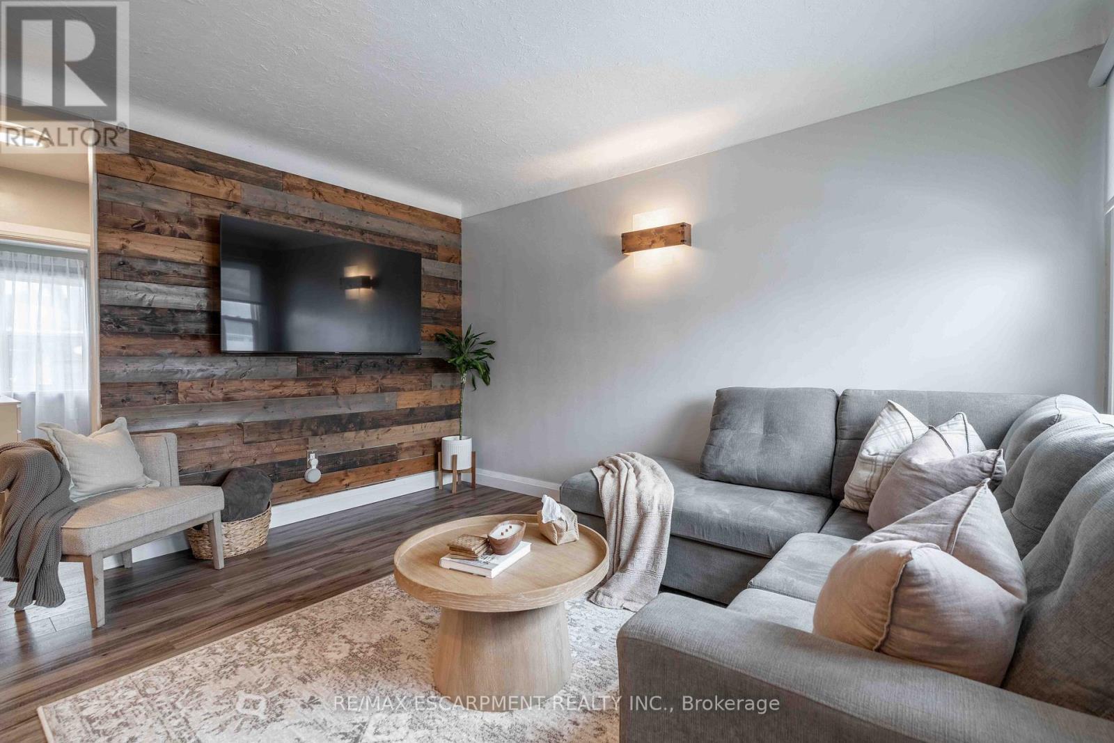 35 Charles Avenue, St. Catharines, ON - Indoor Photo Showing Living Room