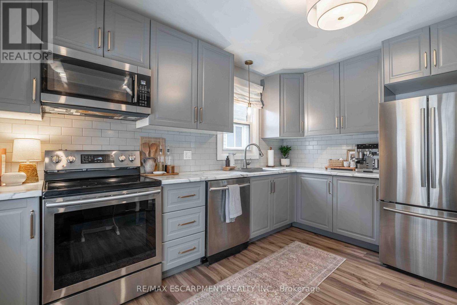 35 Charles Avenue, St. Catharines, ON - Indoor Photo Showing Kitchen With Upgraded Kitchen