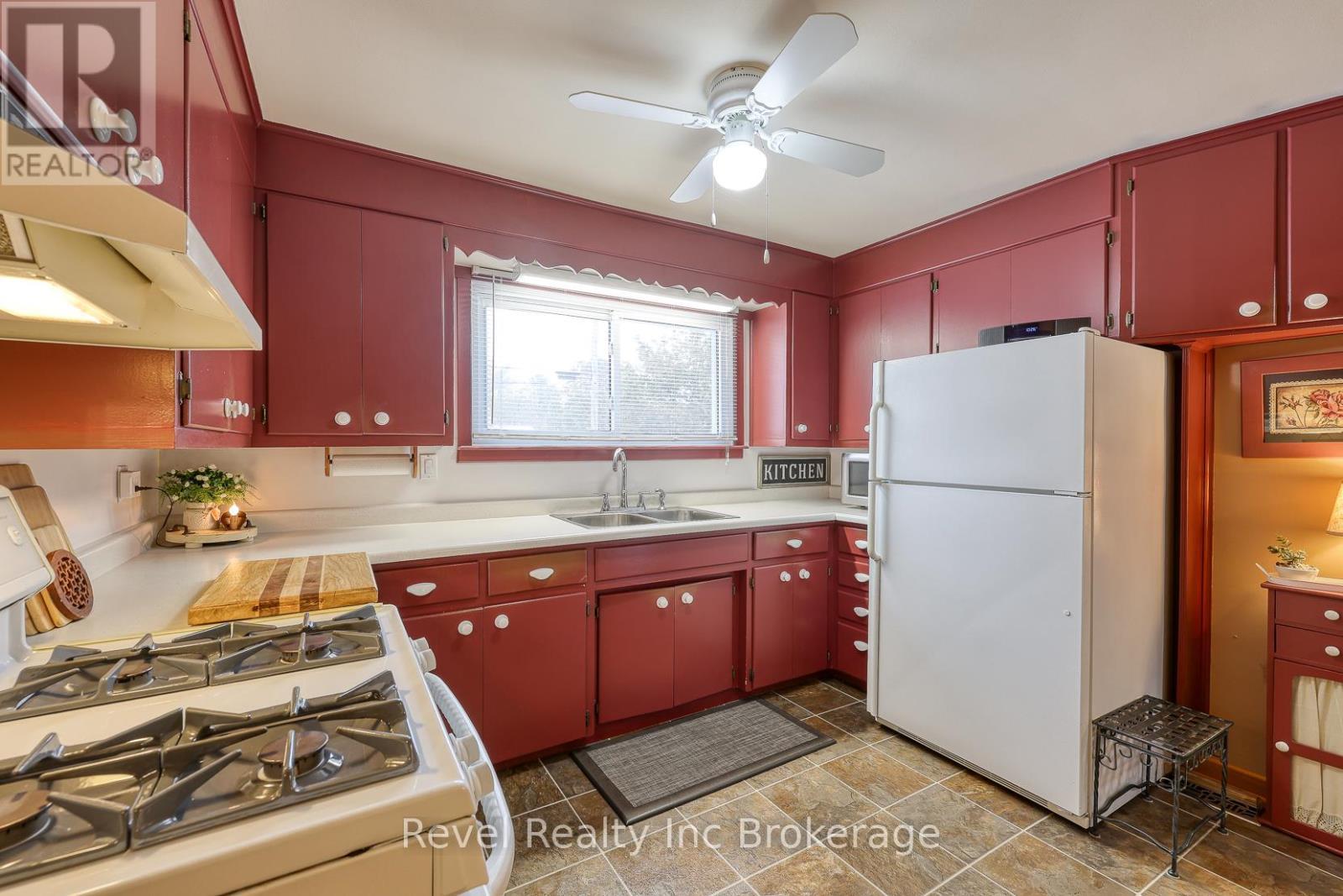 83 Frederick Street, Woodstock (Woodstock - North), ON - Indoor Photo Showing Kitchen With Double Sink