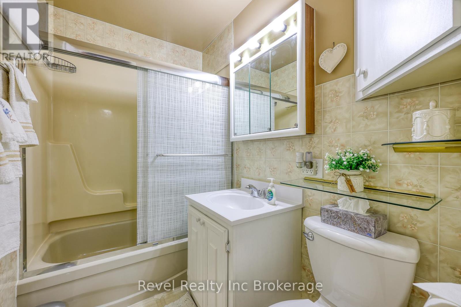 83 Frederick Street, Woodstock (Woodstock - North), ON - Indoor Photo Showing Bathroom