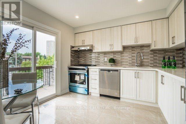 7 Sandhurst Circle E, Toronto, ON - Indoor Photo Showing Kitchen With Upgraded Kitchen